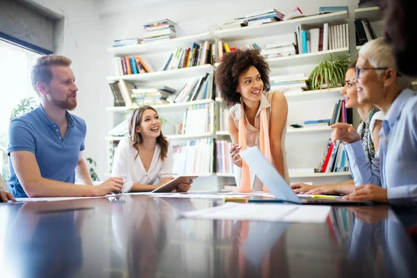 Gruppo Uomini Affari Che Lavorano Comunicano Ufficio Insieme Colleghi — Foto Stock