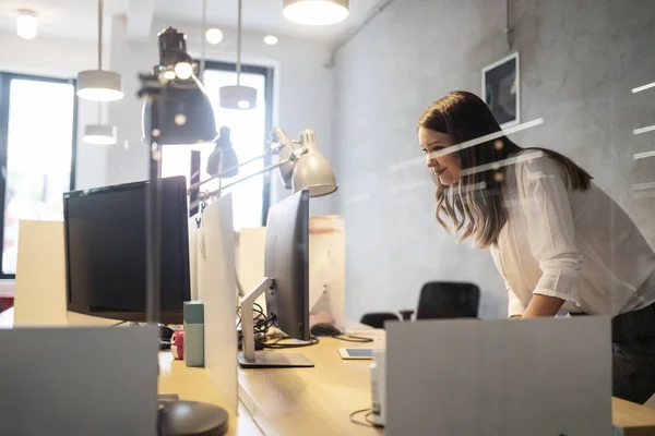 Retrato Una Joven Mujer Negocios Cansada Con Exceso Trabajo Cargo — Foto de Stock