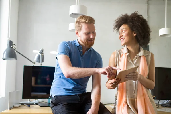 Kreativa Affärsmän Som Arbetar Med Affärsprojekt Moderna Kontor — Stockfoto