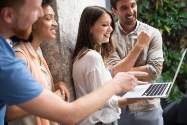 Modern bilişim şirketinde işbirliği yapan programcılar uygulama geliştiriyor