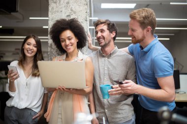 İş adamları ofiste iyi takım çalışması yapar. Takım çalışması başarılı iş yeri stratejisi kavramı.