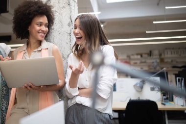 İş adamları ofiste iyi takım çalışması yapar. Takım çalışması başarılı iş yeri stratejisi kavramı.