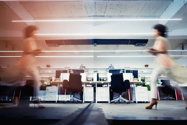 Profissional Mulher Negócios Movimento Com Borrão Escritório Coworking Negócios — Fotografia de Stock