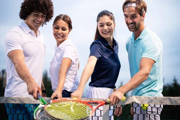 Gruppe Glücklicher Tennisspieler Beim Händeschütteln Nach Einem Tennismatch Respekt Fairplay — Stockfoto