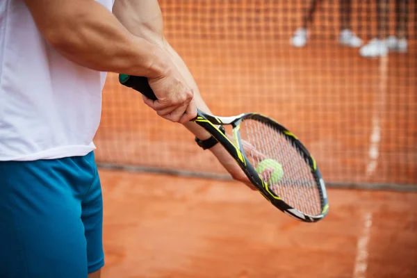 Jugador Tenis Prepara Para Servir Pelota Tenis Durante Partido —  Fotos de Stock