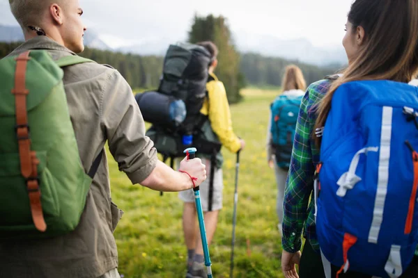 Gruppe Von Freunden Auf Einem Berg Junge Leute Auf Bergwanderung — Stockfoto