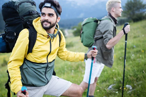 Happy Young Man Reist Met Rugzak Wandelen Bergen — Stockfoto