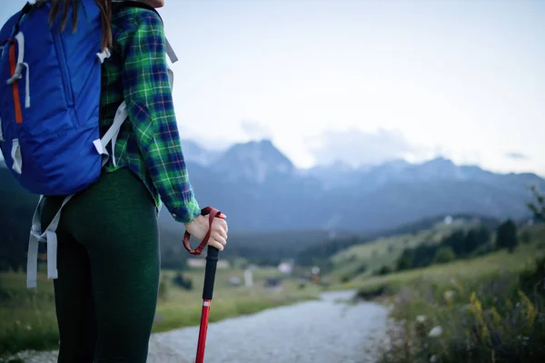 Young Beuatiful Woman Hikes Mountain — Stock Photo, Image