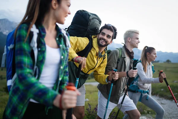 Vier Gelukkige Vrienden Zoeken Bergen Plezier — Stockfoto