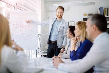 Ders ve beyaz yakalı arkadaşları için iş ofiste eğitim