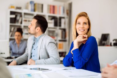 Başarılı genç ceo işkadını çalışanı ile çalışma