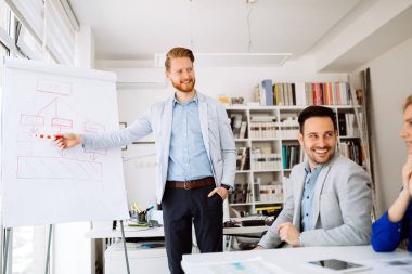 Ofisteki iş adamları bir konferans düzenleyip stratejileri tartışıyor