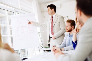 Ders ve beyaz yakalı arkadaşları için iş ofiste eğitim