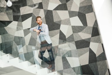 Eldeki güncel kalmak için tablet ve telefon sürekli sahip iş adamı