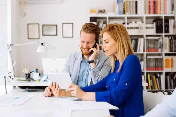 Pessoas Negócios Que Trabalham Escritório Brainstorming — Fotografia de Stock