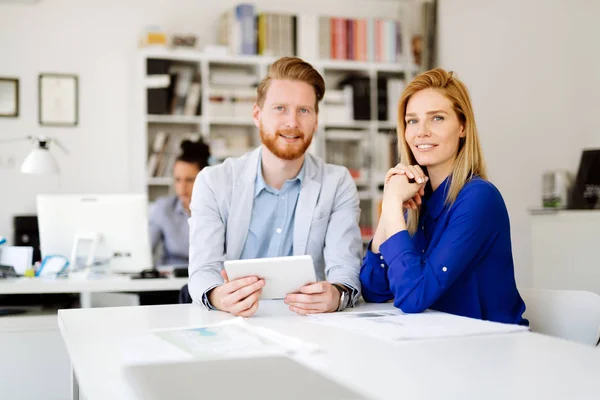 Empresários Colaborando Conversando Através Novas Ideias Escritório — Fotografia de Stock