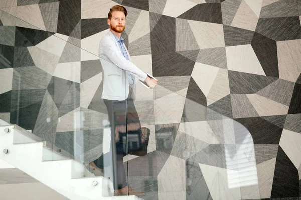 Hombre Negocios Suite Retrato Las Escaleras Edificio Oficinas — Foto de Stock