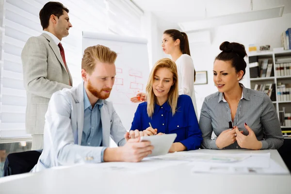 Gente Negocios Teniendo Una Reunión Junta Discutiendo Nuevas Ideas Frescas —  Fotos de Stock