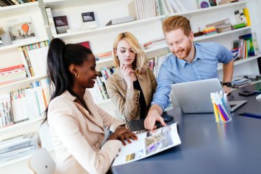 Ofiste işbirliği ve proje üzerinde birlikte çalışma iş adamları