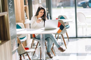 Kahve zevk ve dizüstü bilgisayar kullanarak güzel esmer