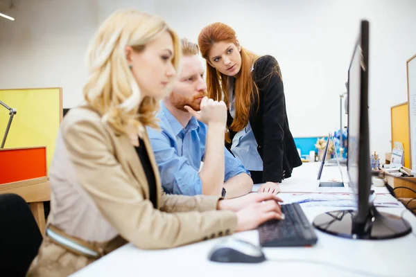 Empresarios Colaborando Oficina Trabajando Juntos Proyecto — Foto de Stock