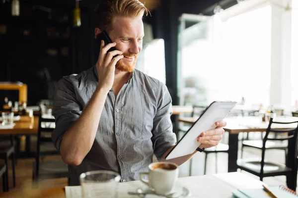 Busy Businessman Reading News While Talking Phone — Stock Photo, Image