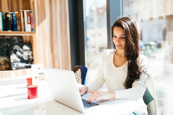 Belle Brune Utilisant Ordinateur Portable Dans Café — Photo