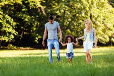 Mutlu genç çifti ile kızları doğada vakit