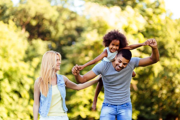 Feliz Jovem Casal Passar Tempo Com Sua Filha Natureza — Fotografia de Stock