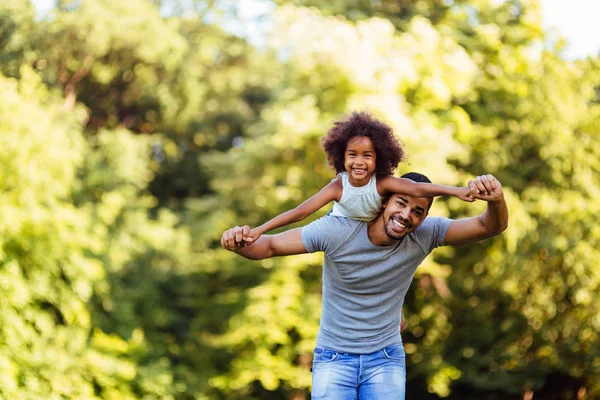 Retrato Jovem Pai Carregando Sua Filha Costas Natureza — Fotografia de Stock