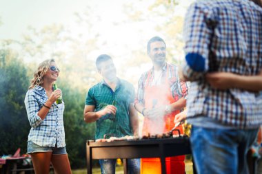 Ormanda yaz günü Barbekü partisi mutlu öğrenciler