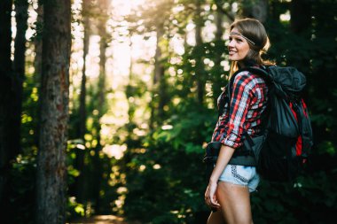Ormanda hiking güzel backpacker kadın portresi