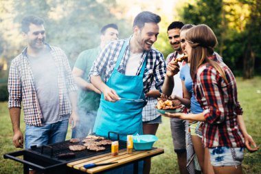 Doğada arkadaşlar Barbekü partisi parti