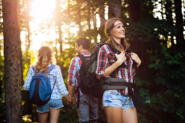 Ormanda yürüyüş insanlar