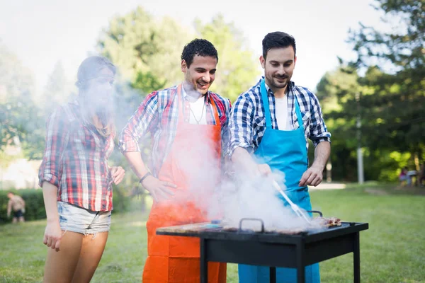 Amigos Felizes Grelhar Carne Desfrutar Churrasco Festa Livre — Fotografia de Stock