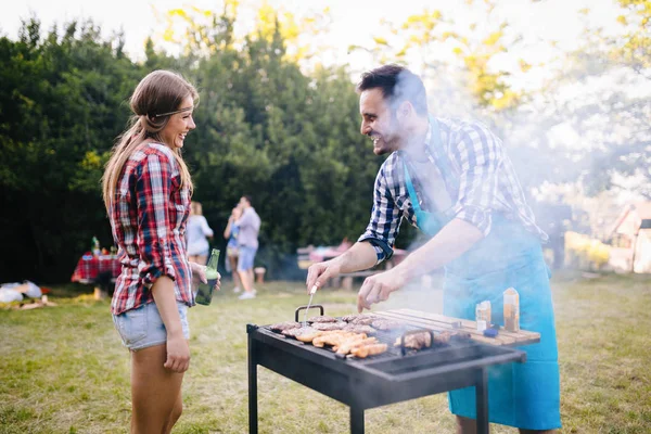 Allievi Felici Che Fanno Barbecue Nella Giornata Estiva Nella Foresta — Foto Stock