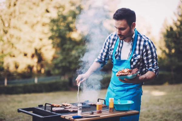 Bonito Macho Feliz Preparando Churrasco Livre Para Amigos — Fotografia de Stock