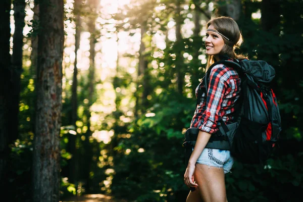 Портрет Красивої Жінки Планшета Ходить Лісі — стокове фото