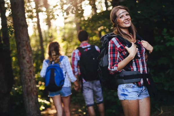 Ormanda yürüyüş insanlar