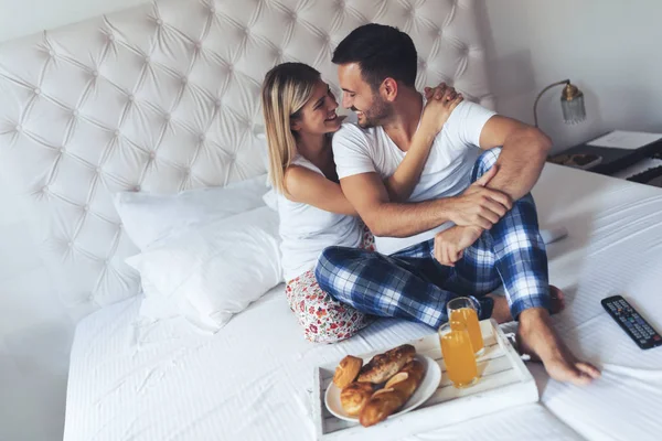 Jovem Casal Atraente Tomando Café Manhã Cama Juntos — Fotografia de Stock