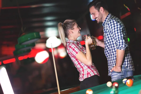 Feliz Pareja Bebiendo Cerveza Jugando Billar Cita — Foto de Stock