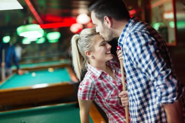 Bira içip snooker tarihte oynarken mutlu çift