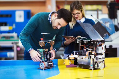 Robotik projede birlikte çalışan genç öğrenciler