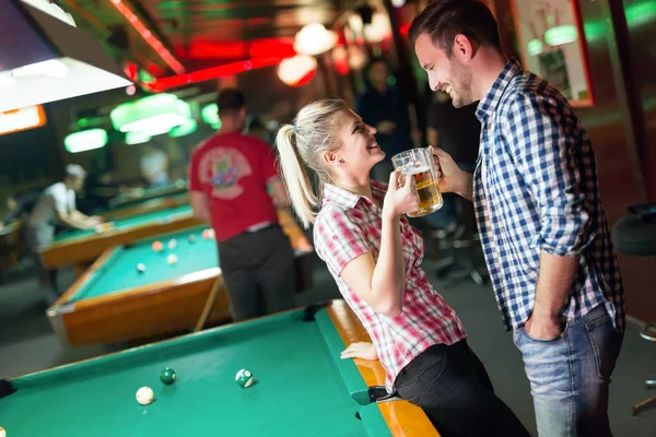 Junges Fröhliches Paar Bei Date Snookerclub Und Trinkt Bier — Stockfoto