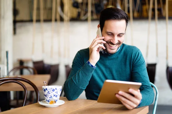 Evet kafede meşgul işadamı portresi