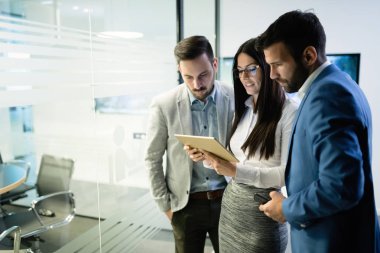 Dijital tablet kullanma office birlikte iş adamları resmini