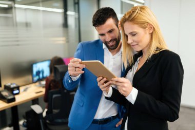 İş adamları ofiste dijital tablet kullanırken tartışıyor