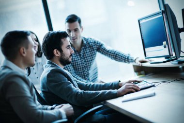 Resim iş adamları birlikte office şirkette çalışan