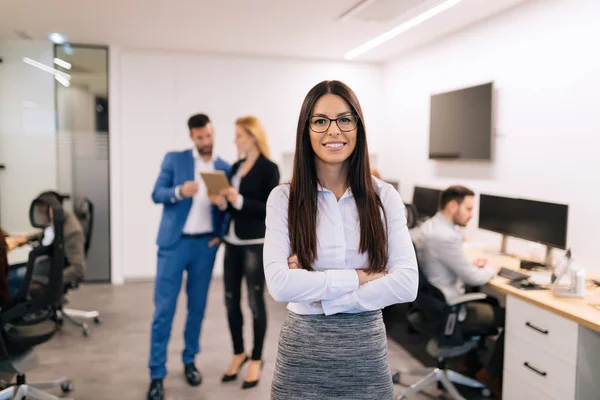 Portret Odnoszącej Sukcesy Pięknej Bizneswoman Nowoczesnym Biurze — Zdjęcie stockowe