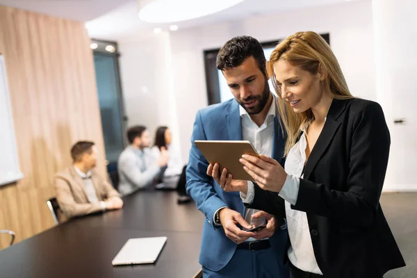 Pengusaha Yang Mendiskusikan Ketika Menggunakan Tablet Digital Kantor Bersama Sama — Stok Foto